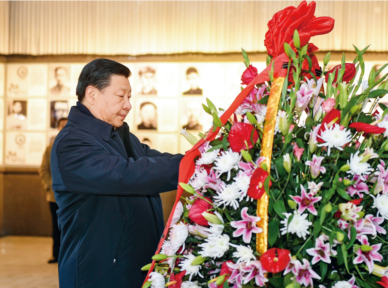 2016年2月1日至3日，中共中央總書記、國(guó)家主席、中央軍委主席習(xí)近平來到江西，看望慰問廣大干部群眾和駐贛部隊(duì)。這是2月2日，習(xí)近平在井岡山革命烈士陵園向革命烈士敬獻(xiàn)花籃。 新華社記者 謝環(huán)馳/攝