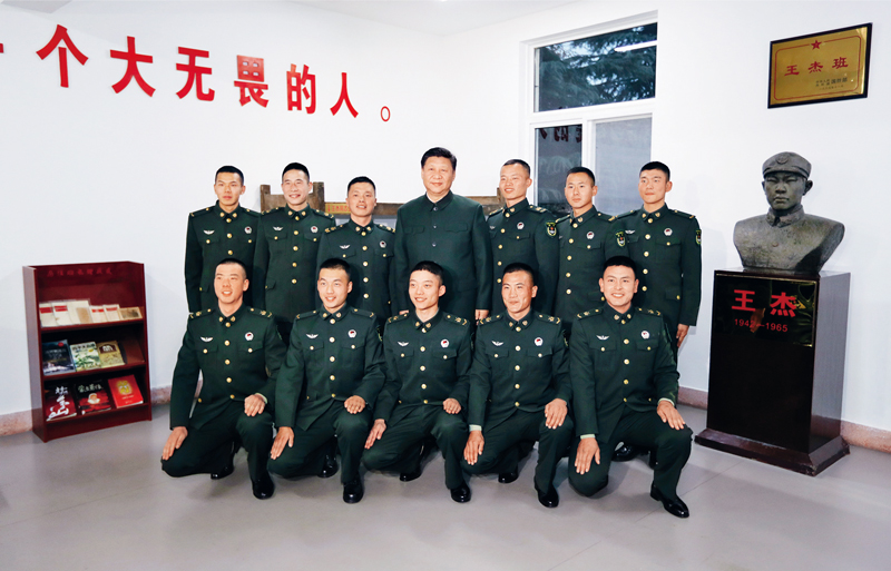 2017年12月13日，中共中央總書記、國(guó)家主席、中央軍委主席習(xí)近平到第71集團(tuán)軍視察。這是習(xí)近平同“王杰班”戰(zhàn)士合影。 新華社記者 李剛/攝