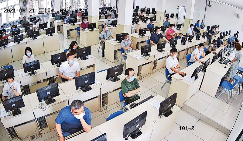  　　天津市堅(jiān)持新提任處級(jí)黨政領(lǐng)導(dǎo)職務(wù)政治理論水平任職資格考試制度，通過(guò)“以考促學(xué)”、“凡提必考”，引導(dǎo)年輕干部自覺學(xué)懂弄通做實(shí)習(xí)近平新時(shí)代中國(guó)特色社會(huì)主義思想。圖為天津市新提任處級(jí)黨政領(lǐng)導(dǎo)職務(wù)政治理論水平任職資格考試現(xiàn)場(chǎng)。 天津市委組織部供圖